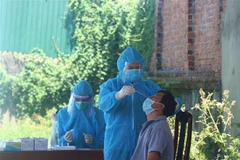 Lấy mẫu xét nghiệm sàng lọc cho người dân xã Vụ Bổn, huyện Krông Pắc. (Ảnh: Tuấn Anh/TTXVN)