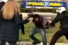 Đụng độ giữa cảnh sát và người biểu tình quá khích tại quảng trường Nea Smyrni, ngoại ô phía Nam thủ đô Athens của Hy Lạp. (Nguồn: Keeptalkinggreece)