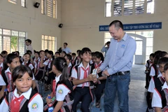 Các em nhỏ nhận sữa từ chương trình Quỹ sữa Vươn cao Việt Nam trong năm 2020.
