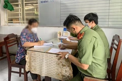 Cơ quan Công an làm việc với chủ tài khoản facebook 'Đỗ Huyền Trân.' (Ảnh: TTXVN phát)