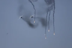 Biên đội máy bay cường kích Su-24 tấn công vào tuyến sau của đối phương. (Ảnh: Trần Hiếu/TTXVN)