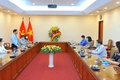 Phó Chủ tịch Quốc hội Nguyễn Khắc Định chúc mừng Thông tấn xã Việt Nam nhân kỷ niệm 96 năm Ngày Báo chí Cách mạng Việt Nam (21/6/1925-21/6/2021). (Ảnh: Minh Đức/TTXVN)