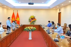 Phó Chủ tịch Quốc hội Nguyễn Khắc Định chúc mừng Thông tấn xã Việt Nam nhân kỷ niệm 96 năm Ngày Báo chí Cách mạng Việt Nam (21/6/1925-21/6/2021). (Ảnh: Minh Đức/TTXVN)