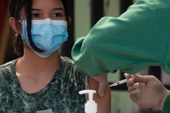 Nhân viên y tế tiêm vaccine phòng COVID-19 cho người dân tại Jakarta, Indonesia. (Ảnh: THX/TTXVN)