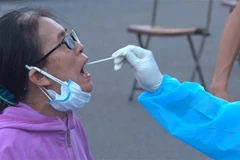 Lấy mẫu xét nghiệm cho người dân ở Khánh Hòa. (Nguồn: TTXVN)