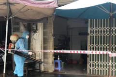 Lực lượng chức năng tỉnh Gia Lai tiến hành phun khử khuẩn các điểm liên quan đến các trường hợp dương tính với SARS-CoV-2. (Ảnh: Quang Thái/TTXVN)