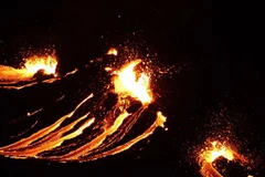 Núi lửa phun dung nham đỏ rực gần thủ đô Reykjavik của Iceland ngày 19/3/2021. (Ảnh: AFP/TTXVN)