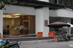 Tòa nhà Park 7, khu đô thị Times City đang được phong tỏa tạm thời để truy vết người liên quan đến ca dương tính SARS-CoV-2. (Ảnh: Thanh Tùng/TTXVN)
