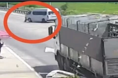 Hình ảnh lái xe 29B-062.53 húc, kéo rê chiến sỹ cảnh sát giao thông rồi bỏ chạy trên cao tốc Đà Nẵng-Quảng Ngãi. (Nguồn: Cục Cảnh sát giao thông)