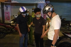 Lực lượng tổ công tác 363 bắt quả tang 2 nam thanh niên có hành vi tàng trữ ma túy. (Nguồn: Báo Tin tức)