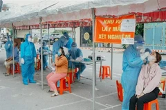 Lực lượng đoàn viên thanh niên thuộc Tỉnh đoàn Bình Dương hỗ trợ lấy mẫu xét nghiệm tìm F0 trong cộng đồng trên địa bàn thành phố Dĩ An, tỉnh Bình Dương. (Ảnh: Chí Tưởng/TTXVN)