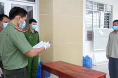 Cơ quan An ninh điều tra Công an tỉnh An Giang thi hành lệnh bắt tạm giam đối với đối tượng Dương Văn Tỷ. (Ảnh: Công Mạo/TTXVN)