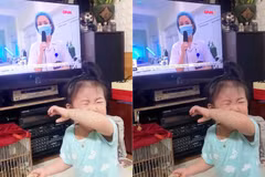 Hình ảnh em bé khóc khi thấy mẹ trên tivi. 
