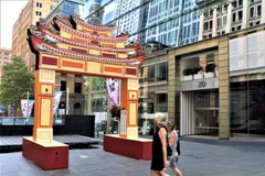 Du khách không khỏi bất ngờ khi nhìn thấy cổng chào truyền thống Việt Nam tại trung tâm Sydney. (Ảnh: Nguyễn Minh/TTXVN)