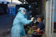 Lấy mẫu xét nghiệm COVID-19 cho người dân ở Thanh Hóa. (Nguồn: TTXVN)