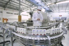 Trong bối cảnh COVID-19, Vinamilk vẫn đảm bảo sản xuất, đáp ứng cho các đơn hàng xuất khẩu đa dạng từ nhiều thị trường.