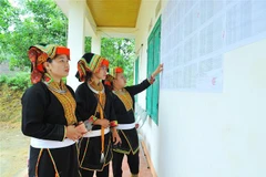 Đồng bào dân tộc Dao xem danh sách cử tri tham gia bầu cử đại biểu Quốc hội khóa XV và bầu cử đại biểu hội đồng nhân dân các cấp nhiệm kỳ 2021-2026 được niêm yết tại khu vực bỏ phiếu số 7 thuộc xã Phương Giao, huyện Võ Nhai, tỉnh Thái Nguyên. (Ảnh: Minh Đ