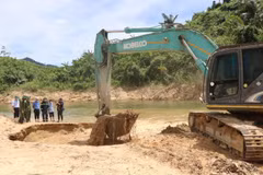 Hiện trường tìm kiếm tại bãi bồi gần Ngã ba Tam Dần. (Ảnh: Đỗ Trưởng/TTXVN)