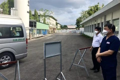 Các y, bác sỹ Trung tâm Hồi sức tích cực người bệnh COVID-19 tại Thành phố Hồ Chí Minh chia tay các bệnh nhân. (Ảnh: TTXVN phát)