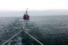 Lai dắt tàu cá gặp sự cố trên biển. (Ảnh minh họa: TTXVN phát)