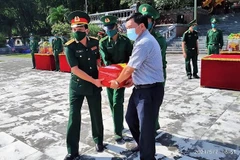 Truy điệu, an táng 15 hài cốt liệt sỹ tại Nghĩa trang liệt sỹ quốc tế Đồng Tâm (huyện Bá Thước, tỉnh Thanh Hóa). (Ảnh: Khiếu Tư/TTXVN)