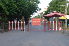 Chốt kiểm soát dịch ngay đặt tại đường vào ổ dịch Cảng cá Nhật Lệ, Đồng Hới, Quảng Bình. (Ảnh: Võ Dung/TTXVN)