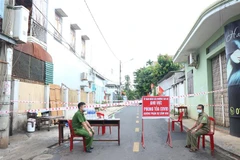 Một khu dân cư tại thành phố Buôn Ma Thuột bị phong tỏa do có yếu tố dịch tễ liên quan đến ca mắc COVID-19. (Ảnh: Tuấn Anh/TTXVN)