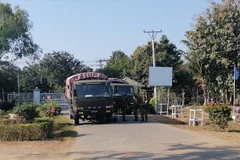 Binh sỹ gác tại Nay Pyi Taw, Myanmar ngày 1/2/2021. (Ảnh: THX/TTXVN)