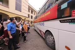 Tiễn đoàn y, bác sỹ lên đường hỗ trợ Thành phố Hồ Chí Minh chống dịch. (Ảnh: Đức Tưởng/TTXVN)