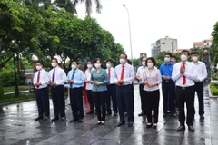 Lãnh đạo tỉnh Bắc Ninh dâng hương tưởng niệm tại Khu lưu niệm Tổng Bí thư Nguyễn Văn Cừ. (Ảnh: Thái Hùng/TTXVN)