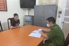 Đối tượng Nguyễn Công Khởi - quản lý quán karaoke Golf Family - tại cơ quan điều tra. (Ảnh: TTXVN phát)