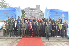 Các đại biểu chụp ảnh cùng các cựu chiến binh. (Ảnh: Vũ Hoàng Giang/TTXVN)