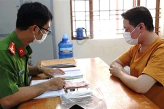 Đối tượng Huỳnh Út Tám tại cơ quan công an. (Ảnh: Thanh Tân/TTXVN)