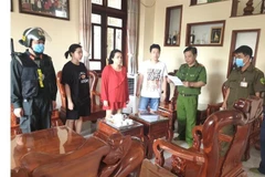 Lực lượng chức năng thông qua biên bản khám xét Trạm xăng dầu 233 và nơi ở của Bùi Ngọc Toàn. (Ảnh: TTXVN phát)