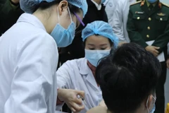 Sáng 17/12/2020, tại Học viện Quân y (Hà Nội), Bộ Y tế phối hợp với Bộ Quốc phòng, Bộ Khoa học và Công nghệ tổ chức tiêm thử nghiệm mũi vắcxin Nanocovax ngừa COVID-19 đầu tiên trên 3 người tình nguyện. (Ảnh: TTXVN)
