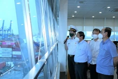 Phó Thủ tướng Chính phủ Lê Văn Thành kiểm tra thực tế Trung tâm điều hành sản xuất cảng Tân cảng Cát Lái. (Ảnh: TTXVN phát)