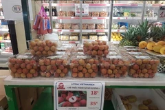 Vải thiều Thanh Hà được bán với giá 18 euro/kg tại siêu thị Thanh Bình Jeune ở Paris (Pháp). (Ảnh: Linh Hương/TTXVN)