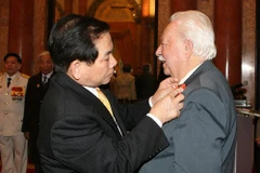 Chủ tịch nước Nguyễn Minh Triết gắn Huân chương Hữu nghị cho ông Kostas Sarantidis năm 2011. (Ảnh: TTXVN)