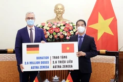 Thứ trưởng Ngoại giao Tô Anh Dũng tiếp nhận tượng trưng 2,6 triệu liều vaccine AstraZeneca từ Đại sứ Đức tại Việt Nam Guido Hildner. (Ảnh: Lâm Khánh/TTXVN)