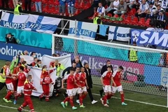 Eriksen được đưa đến bệnh viện. (Nguồn: Reuters)