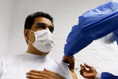 Tổng thống Venezuela được tiêm liều vắcxin Sputnik V đầu tiên. (Nguồn: Reuters)