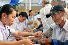 Chăm sóc sức khỏe cho người cao tuổi. (Ảnh: TTXVN)