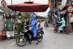 Lực lượng công an kiểm tra giấy tờ của người dân tại chốt cửa khẩu Hàm Tử Quan. (Ảnh: Văn Cảnh/TTXVN)