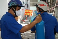 Vận chuyển bình ôxy vào tận nhà cho các F0, F1 đang thực hiện cách ly tại nhà không thể đem bình đi đổi. (Nguồn: Hội Doanh nhân trẻ Việt Nam)