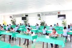 Khu vực nhà ăn tập thể được sắp xếp theo quy định giãn cách sẽ là nơi phục vụ miễn phí 3 bữa ăn hàng ngày cho người lao động trong thời gian 'cắm chốt' tại công ty. (Ảnh: Xuân Anh/TTXVN)