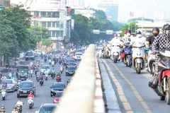 Giao thông trên khu vực cầu vượt Nguyễn Trãi-Ngã Tư Sở dần tấp nập trở lại sau khi Hà Nội nới lỏng giãn cách. (Ảnh: Tuấn Đức/TTXVN)