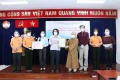 Bà Tô Thị Bích Châu, Chủ tịch Ủy ban MTTQ Việt Nam Thành phố Hồ Chí Minh (thứ 4 từ trái sang) trao thư cảm ơn Thượng tọa Thích Nhật Từ và Quỹ Đạo Phật Ngày Nay-chùa Giác Ngộ. (Ảnh: Xuân Khu/TTXVN)