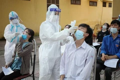 Lấy mẫu xét nghiệm cho thí sinh. (Nguồn: TTXVN)