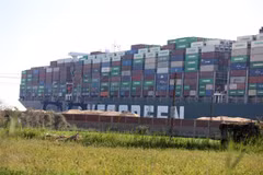Siêu tàu container Ever Given ngày 27/3/2021. (Ảnh: THX/TTXVN)