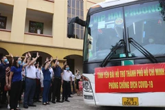 Lãnh đạo tỉnh Yên Bái và ngành y tế chia tay các thành viên Đoàn công tác lên đường hỗ trợ Thành phố Hồ Chí Minh chống dịch COVID-19. (Ảnh: Việt Dũng/TTXVN)